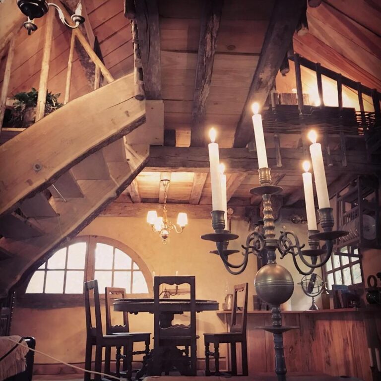 La Chaumière de Merwind le Magicien Bleu intérieur — Domaine de la Pierre Ronde
