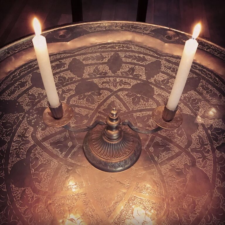 La Chaumière de Merwind le Magicien Bleu décoration — Domaine de la Pierre Ronde
