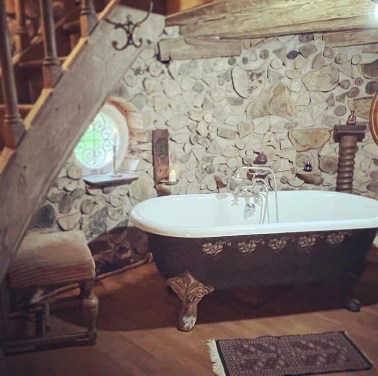 Maison de Hobbit Élébor espace bain — Domaine de la Pierre Ronde