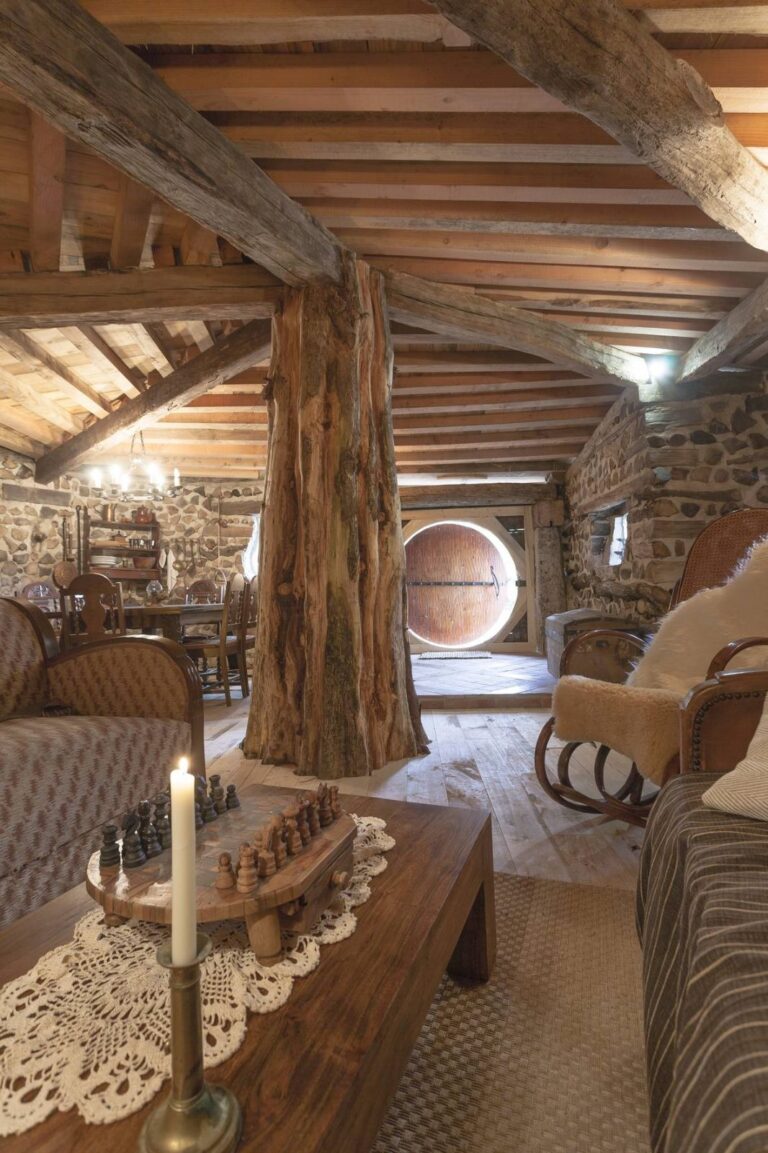Maison de Hobbit salon — Domaine de la Pierre Ronde