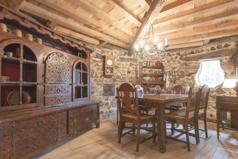 Maison de Hobbit+salle+a+manger — Domaine de la Pierre Ronde